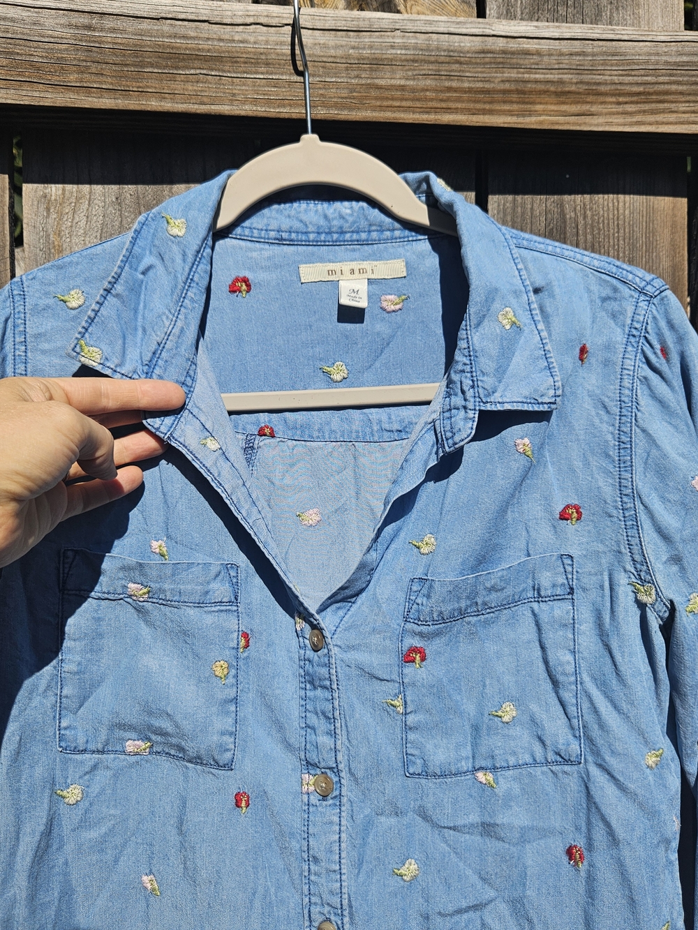 MI AMI Womens Chambrey Shirt Size M Button Embroidered Floral Butter Mom